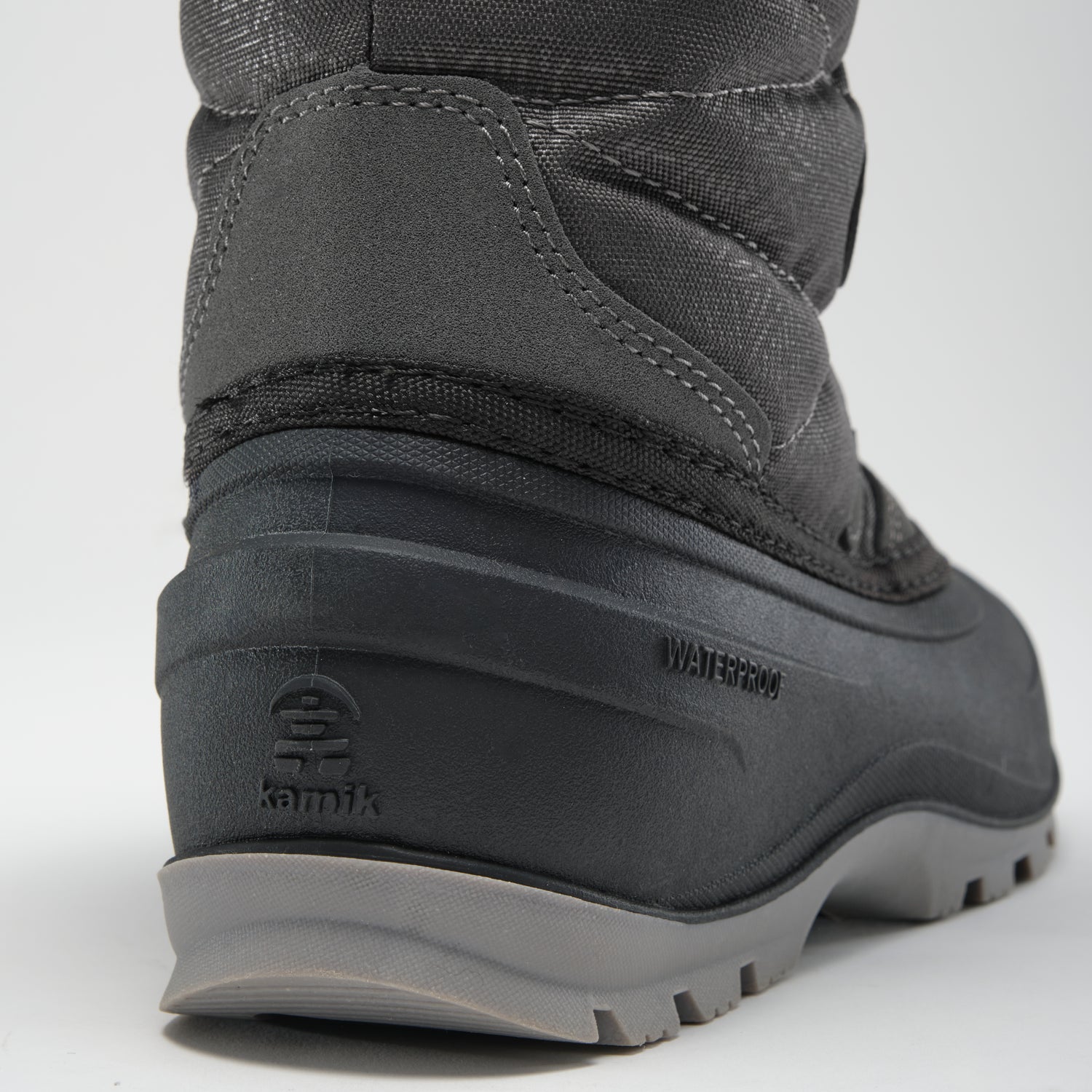 Charcoal : Momentum 3 Women's Winter Boots - Close-up Back View