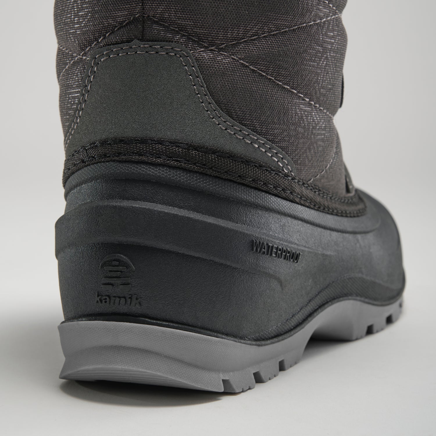 Charcoal : Momentum Low 2 Women's Winter Boots - Close-up Back View