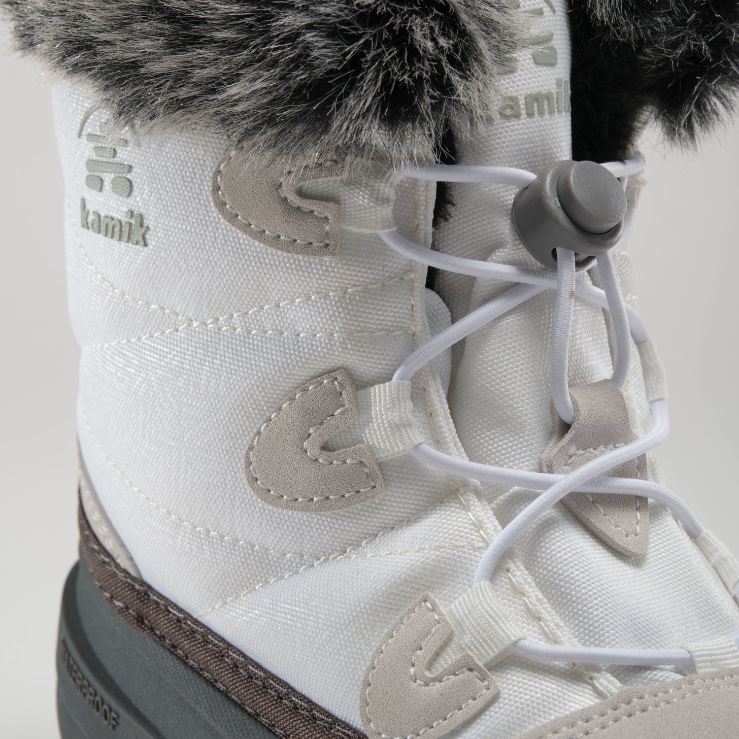 White : Momentum Low 2 Women's Winter Boots - Laces View