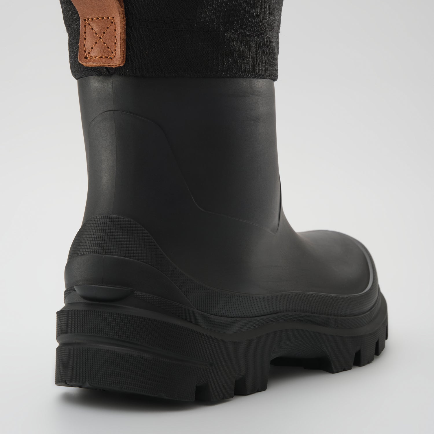 Black : Tundra Mid Men's Winter Boots - Zoom-in Back View