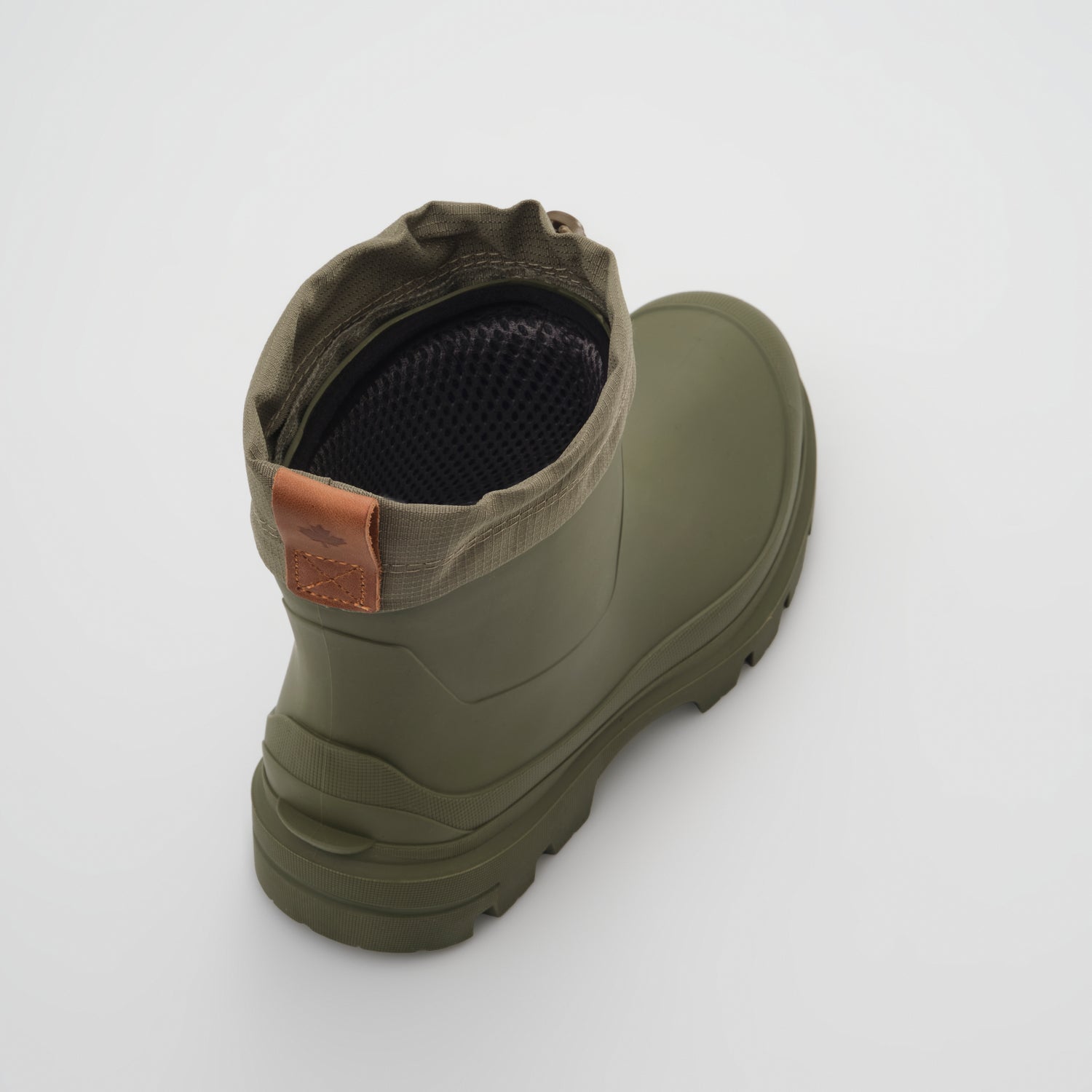 Moss : Tundra Mid Men's Winter Boots - Three-Quarter Back View